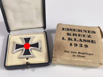Eisernes Kreuz 1. Klasse 1939 mit Hersteller " L/11 " auf der Rückseite für " Wilhelm Deumer, Lüdenscheid .mit Umkarton dieser Beschädigt, Eisernes Kreuz und Etui im Bestzustand, Hakenkreuz mit voller Schwärzung,