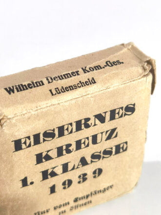 Eisernes Kreuz 1. Klasse 1939 mit Hersteller " L/11 " auf der Rückseite für " Wilhelm Deumer, Lüdenscheid .mit Umkarton dieser Beschädigt, Eisernes Kreuz und Etui im Bestzustand, Hakenkreuz mit voller Schwärzung,