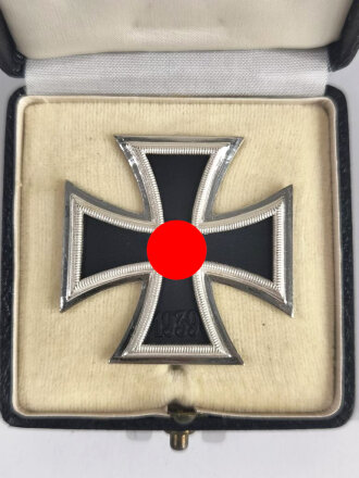 Eisernes Kreuz 1. Klasse 1939 mit Hersteller " L/11 " auf der Rückseite für " Wilhelm Deumer, Lüdenscheid .mit Umkarton dieser Beschädigt, Eisernes Kreuz und Etui im Bestzustand, Hakenkreuz mit voller Schwärzung,