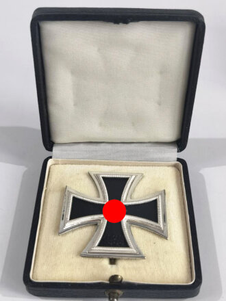 Eisernes Kreuz 1. Klasse 1939 mit Hersteller " L/11 " auf der Rückseite für " Wilhelm Deumer, Lüdenscheid .mit Umkarton dieser Beschädigt, Eisernes Kreuz und Etui im Bestzustand, Hakenkreuz mit voller Schwärzung,