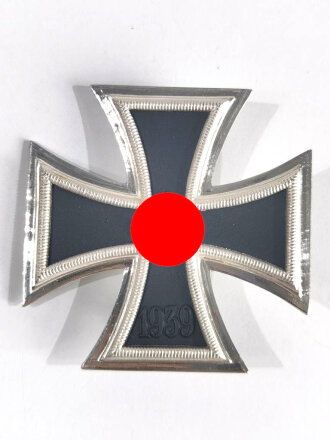 Eisernes Kreuz 1. Klasse 1939 mit Hersteller " L/11 " auf der Rückseite für " Wilhelm Deumer, Lüdenscheid .mit Umkarton dieser Beschädigt, Eisernes Kreuz und Etui im Bestzustand, Hakenkreuz mit voller Schwärzung,