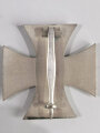 Eisernes Kreuz 1. Klasse 1939 mit Hersteller " L/11 " auf der Rückseite für " Wilhelm Deumer, Lüdenscheid .mit Umkarton dieser Beschädigt, Eisernes Kreuz und Etui im Bestzustand, Hakenkreuz mit voller Schwärzung,