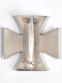 Eisernes Kreuz 1. Klasse 1939 mit Hersteller " L/11 " auf der Rückseite für " Wilhelm Deumer, Lüdenscheid .mit Umkarton dieser Beschädigt, Eisernes Kreuz und Etui im Bestzustand, Hakenkreuz mit voller Schwärzung,