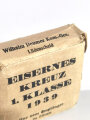 Eisernes Kreuz 1. Klasse 1939 mit Hersteller " L/11 " auf der Rückseite für " Wilhelm Deumer, Lüdenscheid .mit Umkarton dieser Beschädigt, Eisernes Kreuz und Etui im Bestzustand, Hakenkreuz mit voller Schwärzung,
