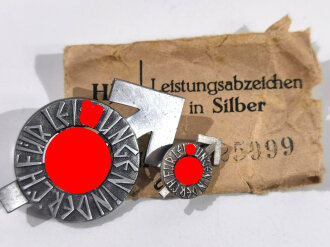 Hitler- Jugen ( HJ ) Leistungsabzeichen in Silber mit Miniatur und Tüte, Verliehenes Stück ( 225999 ) rückseitig mit Hersteller M1/34 und Miniatur mit M1/34