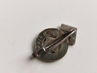 Hitler- Jugen ( HJ ) Leistungsabzeichen in Silber mit Miniatur und Tüte, Verliehenes Stück ( 225999 ) rückseitig mit Hersteller M1/34 und Miniatur mit M1/34