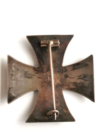 Eisernes Kreuz 1. Klasse 1914, Rückseitig mit " 800 " Silber gestempelt, leicht gewölbt, in gutem Zustand