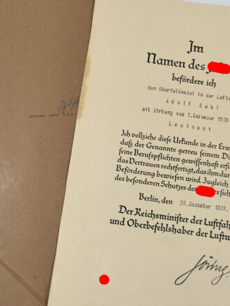Luftwaffe, Beförderungsurkunde eines Oberfeldwebel zum Leutnant, mit gedruckter Unterschift von Hermann Göring, Größe 36 x 26 cm, Umschlag mit leichten Schäden