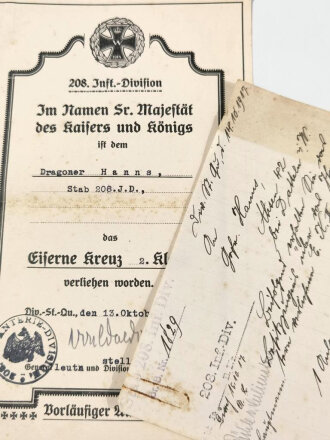 1. Weltkrieg, Urkunde zum Eisernen Kreuz 2. Klasse 1914 für einen Dragoner im Stab 208. J.D., mit Übersendungsschreiben, Urkunde mittig gefaltet