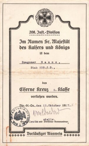 1. Weltkrieg, Urkunde zum Eisernen Kreuz 2. Klasse 1914 für einen Dragoner im Stab 208. J.D., mit Übersendungsschreiben, Urkunde mittig gefaltet