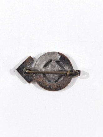 Miniatur, HJ- Leistungsabzeichen in Silber, Rückseitig mit Hersteller M1/36, Nadelsystem alt repariert  Größe 22 mm