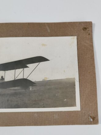 1.Weltkrieg, Foto eines deutschen Militärflugzeug mit Eisernem Kreuz auf dem Leitwerk. Gesamtgrösse 16 x 28cm