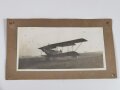 1.Weltkrieg, Foto eines deutschen Militärflugzeug mit Eisernem Kreuz auf dem Leitwerk. Gesamtgrösse 16 x 28cm