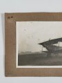 1.Weltkrieg, Foto eines deutschen Militärflugzeug mit Eisernem Kreuz auf dem Leitwerk. Gesamtgrösse 16 x 28cm