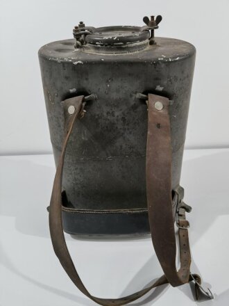 Rückentragebehälter für Verpflegung der Wehrmacht. Aluminium, datiert 1940. Meiner meinung nach unrichtige aber funktionale Trageriemen, mit dem seltenen Abstandshalter