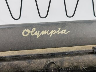 Dienstschreibmaschine Wehrmacht "Olympia Robust"mit Runentaste auf der 5,  im Transportkasten. Originallack, Funktionsfähig. Eingestaubt, die obere Abdeckung lose ( es fehlen 2 kleine Schrauben)
