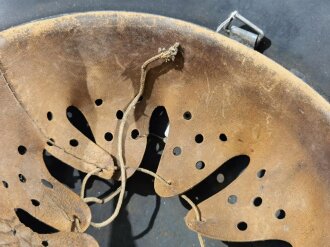 Luftwaffe, Stahlhelm Modell 1940. Originallack, das Innenfutter original verbaut. , Hersteller Quist 66. Der Adler sicherlich neuzeitlich aufgebracht