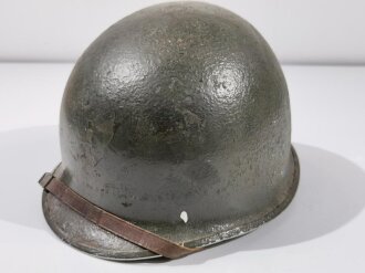 U.S. Stahlhelm nach 2.Weltkrieg. Weiterverwendeter Innenhelm sowie Glocke aus der Zeit des 2.Weltkrieg, jeweils weitergetragen und mit neuem Anstrich versehen, der Helmkinnriemen ebenfalls erneuert