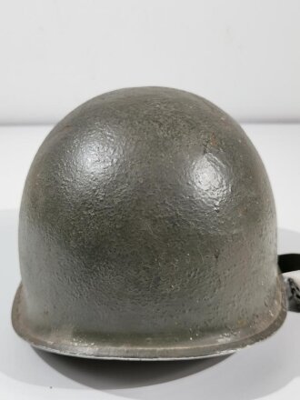 U.S. Stahlhelm nach 2.Weltkrieg. Weiterverwendeter Innenhelm sowie Glocke aus der Zeit des 2.Weltkrieg, jeweils weitergetragen und mit neuem Anstrich versehen, der Helmkinnriemen ebenfalls erneuert