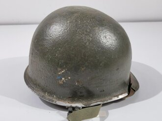 U.S. Stahlhelm nach 2.Weltkrieg. Weiterverwendeter Innenhelm sowie Glocke aus der Zeit des 2.Weltkrieg, jeweils weitergetragen und mit neuem Anstrich versehen, der Helmkinnriemen ebenfalls erneuert