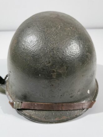 U.S. Stahlhelm nach 2.Weltkrieg. Weiterverwendeter Innenhelm sowie Glocke aus der Zeit des 2.Weltkrieg, jeweils weitergetragen und mit neuem Anstrich versehen, der Helmkinnriemen ebenfalls erneuert