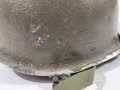 U.S. Stahlhelm nach 2.Weltkrieg. Weiterverwendeter Innenhelm sowie Glocke aus der Zeit des 2.Weltkrieg, jeweils weitergetragen und mit neuem Anstrich versehen, der Helmkinnriemen ebenfalls erneuert