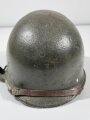 U.S. Stahlhelm nach 2.Weltkrieg. Weiterverwendeter Innenhelm sowie Glocke aus der Zeit des 2.Weltkrieg, jeweils weitergetragen und mit neuem Anstrich versehen, der Helmkinnriemen ebenfalls erneuert