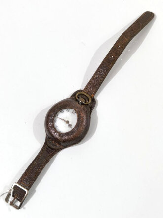 Kleine Taschenuhr in Lederhülle zum Tragen als Armbanduhr. Läuft nicht