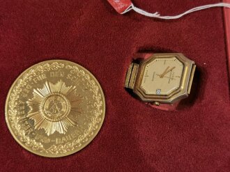 DDR, Armbanduhr und Medaille "für...
