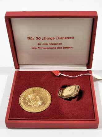 DDR, Armbanduhr und Medaille "für 30jährige Dienstzeit in den Organen des Ministeriums des Innern" im zugehörigen Etui. Quarzuhr "Ruhla Eurochron" nicht auf Funktion geprüft