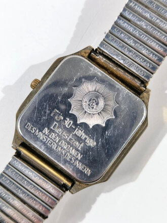 DDR, Armbanduhr und Medaille "für 30jährige Dienstzeit in den Organen des Ministeriums des Innern" im zugehörigen Etui. Quarzuhr "Ruhla Eurochron" nicht auf Funktion geprüft