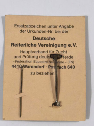 Deutschland nach 1945, Deutsches Reiterabzeichen in Bronze mit Miniatur auf Pappkarton, Rückseitig mit Hersteller Steinhauer & Lück