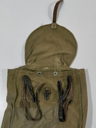 Heer, Rucksack für Angehörige der Artillerie. Stark getragenes Stück mit diversen Flickstellen