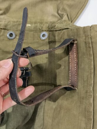 Heer, Rucksack für Angehörige der Artillerie. Stark getragenes Stück mit diversen Flickstellen