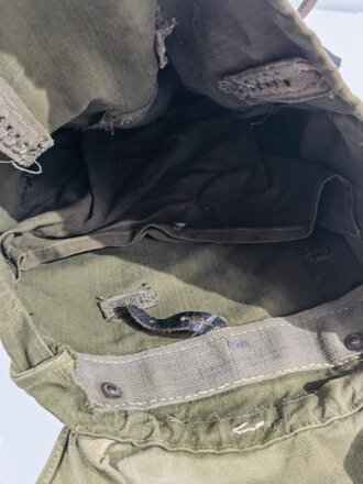 Heer, Rucksack für Angehörige der Artillerie. Stark getragenes Stück mit diversen Flickstellen