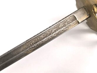 Hessen, Säbel eines Angehörigen im Husaren Regiment No. 13. Beidseitig geätzte Klinge , Golden angemaltes Gefäß, Scheide fehlt