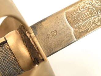 Hessen, Säbel eines Angehörigen im Husaren Regiment No. 13. Beidseitig geätzte Klinge , Golden angemaltes Gefäß, Scheide fehlt