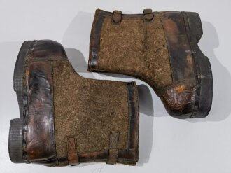 Paar Überschuhe für die Winterfront, wurden über den normalen Stiefeln z.B. auf Wache getragen. Ungetragenes Paar, datiert 1941