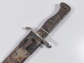 1.Weltkrieg Ersatzseitengewehr, Eisengriff, Klinge wie 98/05  ,Gesamtlänge 51,3 cm,Stahlblechscheide mit Sicken und aufgesetztem Mundblech leider ohne Endknopf offen, reste der originalen lackierung