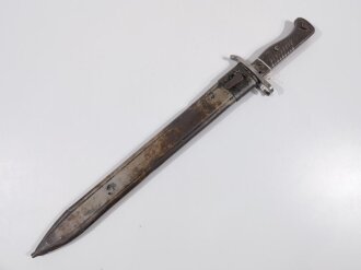 1.Weltkrieg Ersatzseitengewehr, Eisengriff, Klinge wie 98/05  ,Gesamtlänge 51,3 cm,Stahlblechscheide mit Sicken und aufgesetztem Mundblech leider ohne Endknopf offen, reste der originalen lackierung