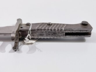 1.Weltkrieg Ersatzseitengewehr, Eisengriff, Klinge wie 98/05  ,Gesamtlänge 51,3 cm,Stahlblechscheide mit Sicken und aufgesetztem Mundblech leider ohne Endknopf offen, reste der originalen lackierung