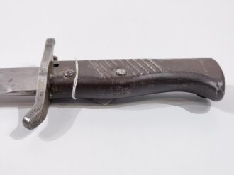 1.Weltkrieg Ersatzseitengewehr, Eisengriff, Klinge wie 98/05  ,Gesamtlänge 51,3 cm,Stahlblechscheide mit Sicken und aufgesetztem Mundblech leider ohne Endknopf offen, reste der originalen lackierung