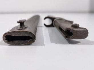 1.Weltkrieg, Ersatzseitengewehr mit Säge, Eisengriff, Klinge wie 98/05   ,Gesamtlänge 51 cm,Stahlblechscheide mit Sicken und aufgesetztem Mundblech