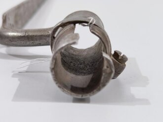 Frankreich, Tüllenbajonett Typ 1777, dreikantige Klinge, gebrochener Gang mit Sperring, Tülle am Ansatz gebrochen, Gesamtlänge 43 cm,Tülleninnendurchmesser ca 22 mm, Tüllenlänge 6,2 cm, Markierung auf Klinge, ungereinigt