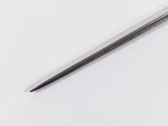 Frankreich, Tüllenbajonett Typ 1777, dreikantige Klinge, gebrochener Gang mit Sperring, Tülle am Ansatz gebrochen, Gesamtlänge 43 cm,Tülleninnendurchmesser ca 22 mm, Tüllenlänge 6,2 cm, Markierung auf Klinge, ungereinigt