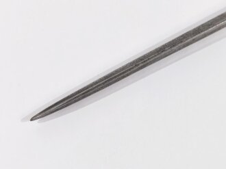 Frankreich, Tüllenbajonett Typ 1777, dreikantige Klinge, gebrochener Gang mit Sperring, Tülle am Ansatz gebrochen, Gesamtlänge 43 cm,Tülleninnendurchmesser ca 22 mm, Tüllenlänge 6,2 cm, Markierung auf Klinge, ungereinigt