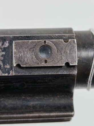 Zielfernrohr Z.F. 3x8° Wehrmacht. Klare Durchsicht mit diversen kleinen schwarzen Punkten, "Strichplatte" deutlich, Gummi weich