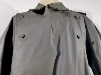 Gummierter Mantel für Kradmelder des Heeres. Sehr guter Gesamtzustand, weiches !! Gummi. Mit den passenden Schulterklappen für einen Unteroffizier der Kraftfahrtruppe.