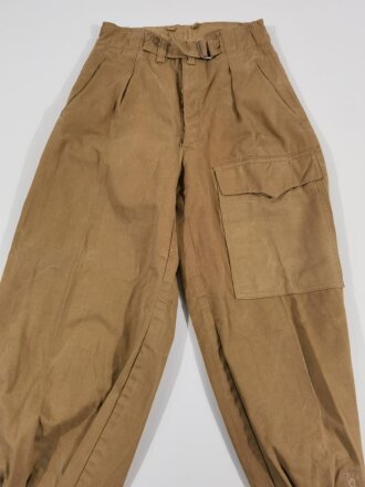 Luftwaffe Tropenhose. Leicht getragenes Kammerstück mit Reparaturstelle. Die Beintasche aus andersfarbigem Material, aber original vernäht