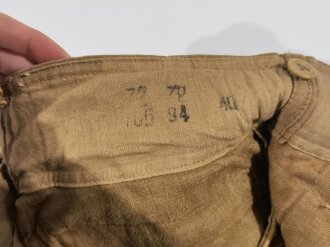 Luftwaffe Tropenhose. Leicht getragenes Kammerstück mit Reparaturstelle. Die Beintasche aus andersfarbigem Material, aber original vernäht